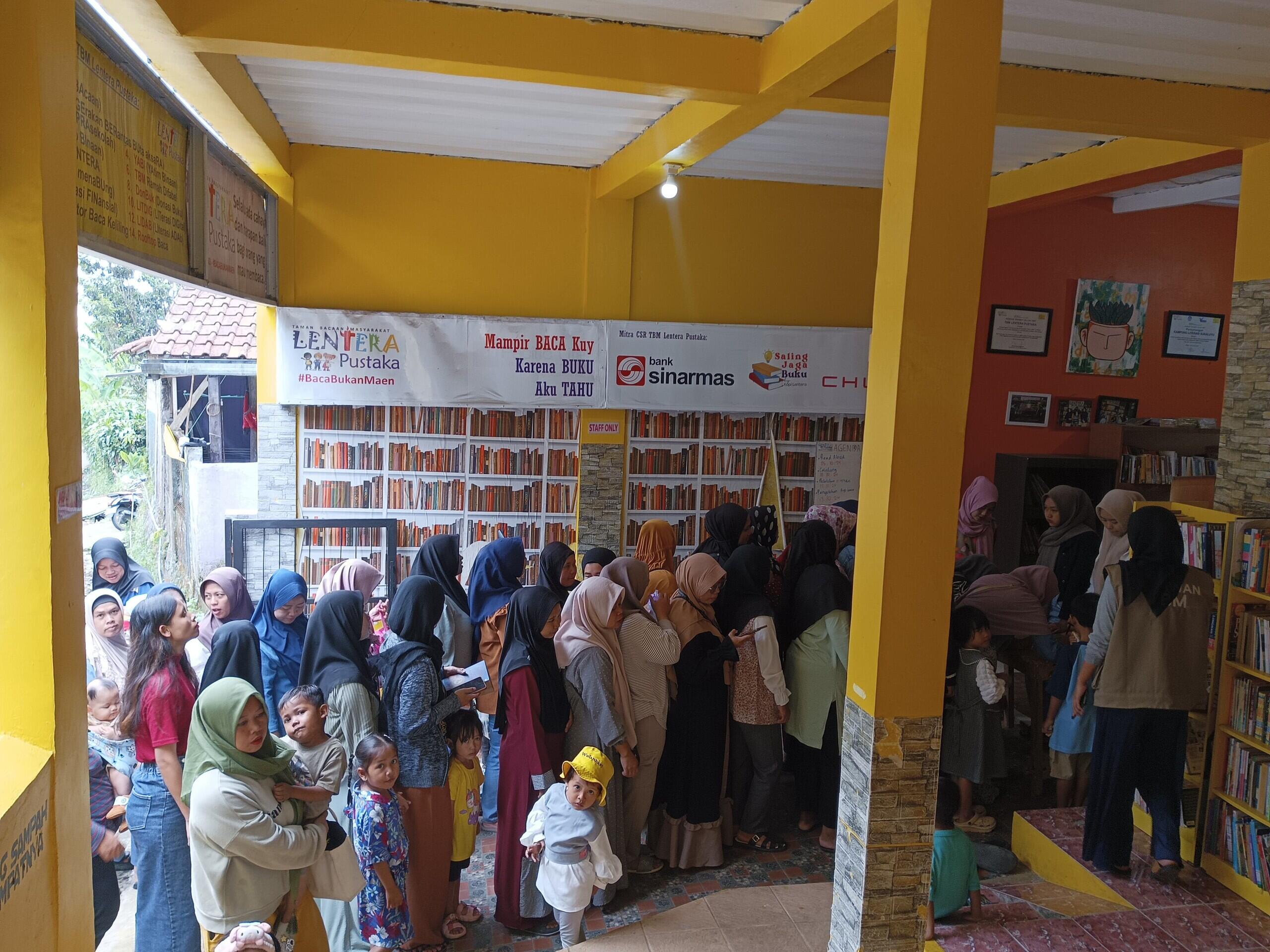Keren, Ibu-ibu Antre Ikut Penyuluhan Ayo Membaca di TBM Lentera Pustaka Bogor