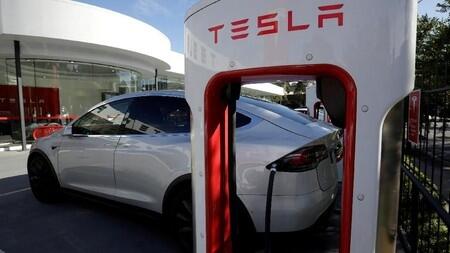 Mobil Listrik Tesla Terbakar, 4 Orang Tewas