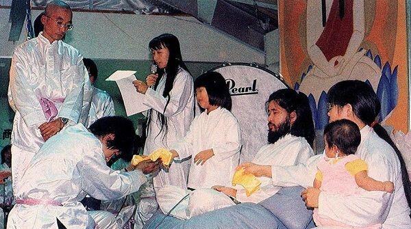 Mempercepat Kiamat Ala Shoko Ashara dan Sektenya Aum Shinrikyo