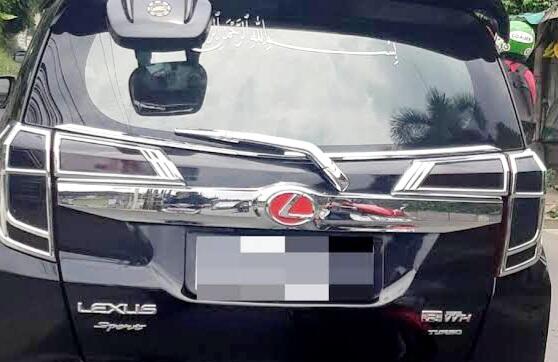 Pasang Stiker Dan Logo Beda Merk, Antara Ketidaktahuan Ataukah Loyalitas Berlebihan?