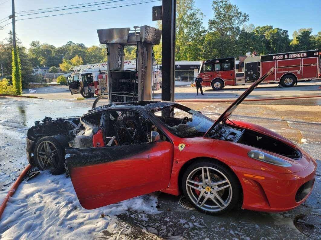 Ambyar! Ferrari F430 Terbakar saat Mengisi Bahan Bakar