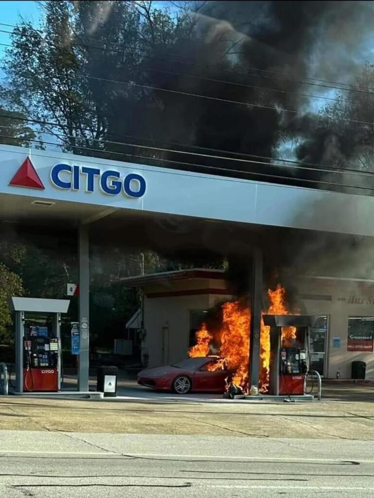 Ambyar! Ferrari F430 Terbakar saat Mengisi Bahan Bakar