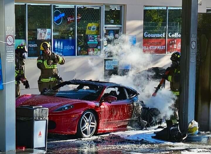 Ambyar! Ferrari F430 Terbakar saat Mengisi Bahan Bakar