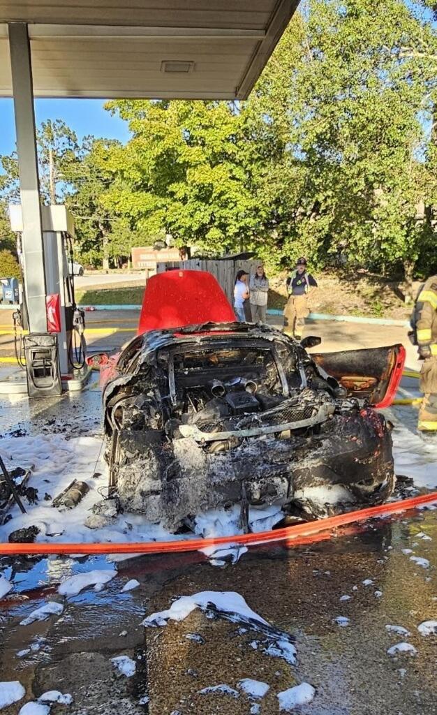 Ambyar! Ferrari F430 Terbakar saat Mengisi Bahan Bakar