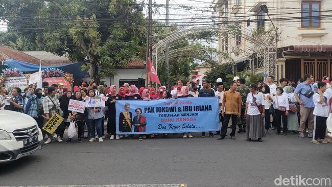 Warga Mulai Padati Sekitar Kediaman Jokowi di Sumber Solo