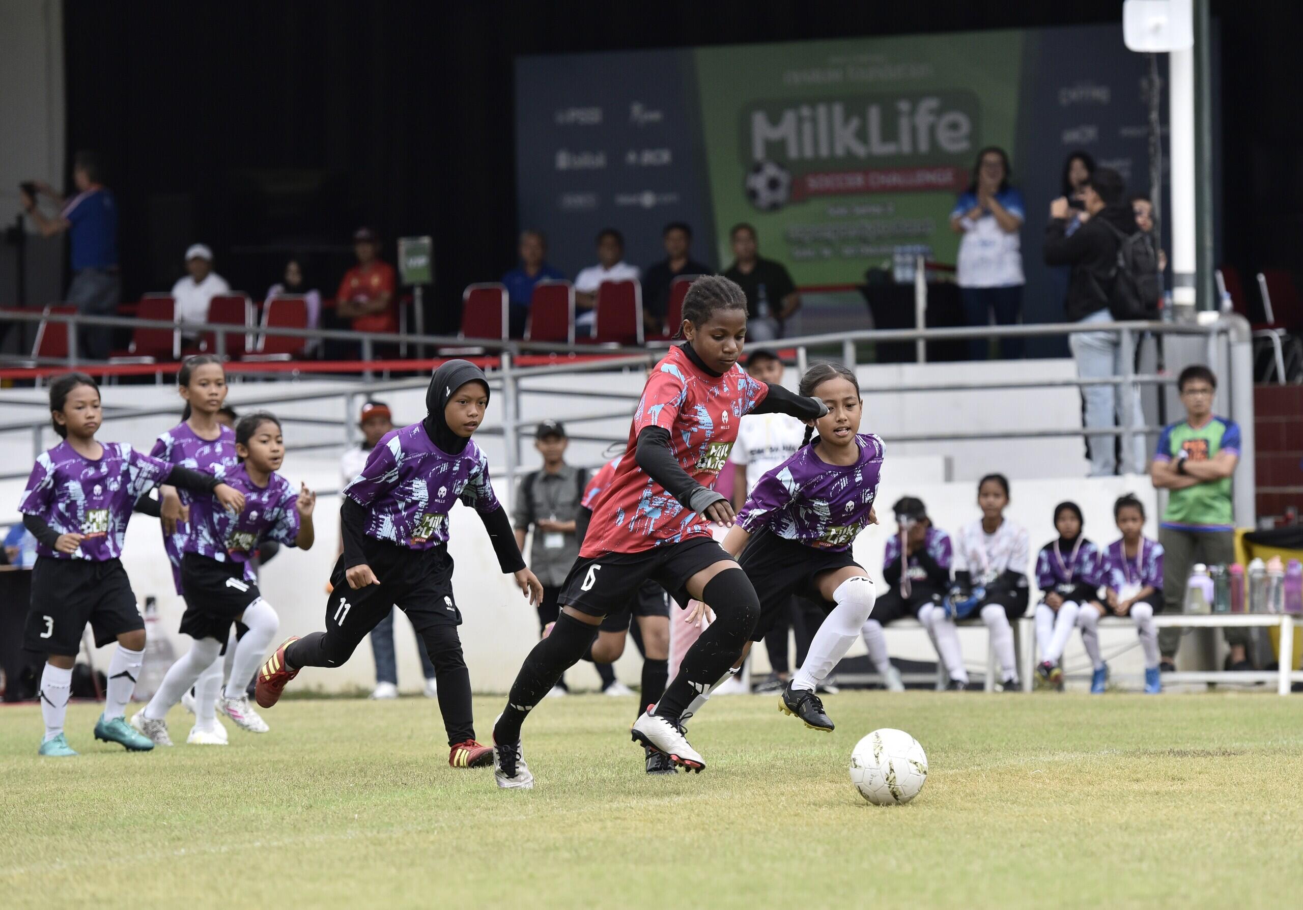 Dua Sekolah Berhasil Jadi Juara Bertahan MilkLife Soccer Challenge - Solo Seri 2 2024