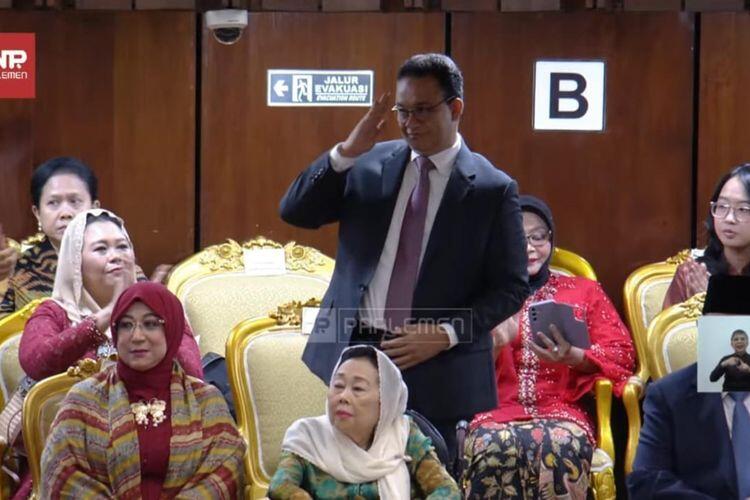 Momen Anies Beri Hormat saat Disapa Presiden Prabowo Subianto