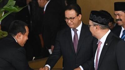 Anies Unggah Foto Genggam Tangan Prabowo Usai Pelantikan

