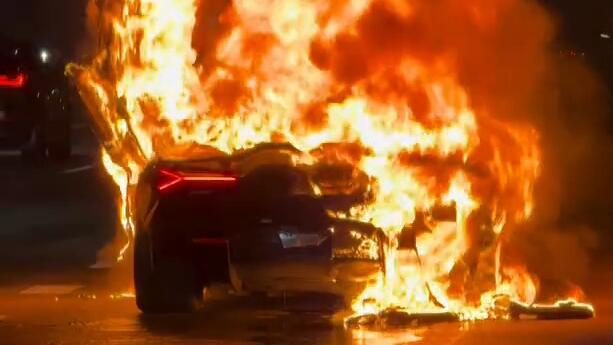 Menyala Mobilku! Lamborghini Revuelto yang Masih Bau Dealer Terbakar di New York