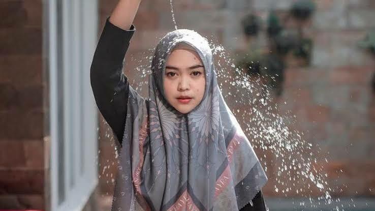 Artis Cantik ini malah Emoh Gaul Bareng Geng Artis, Begini Alasannya Gansist!