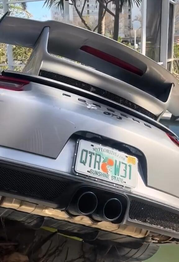 Tersapu Badai Milton, Dua Porsche Nyemplung ke Kolam Renang Warga Florida