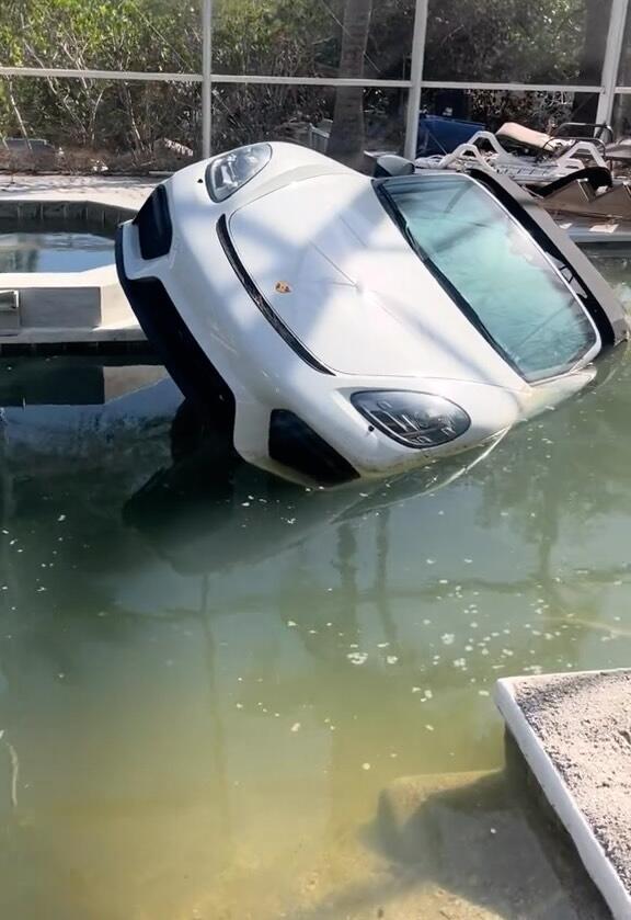 Tersapu Badai Milton, Dua Porsche Nyemplung ke Kolam Renang Warga Florida