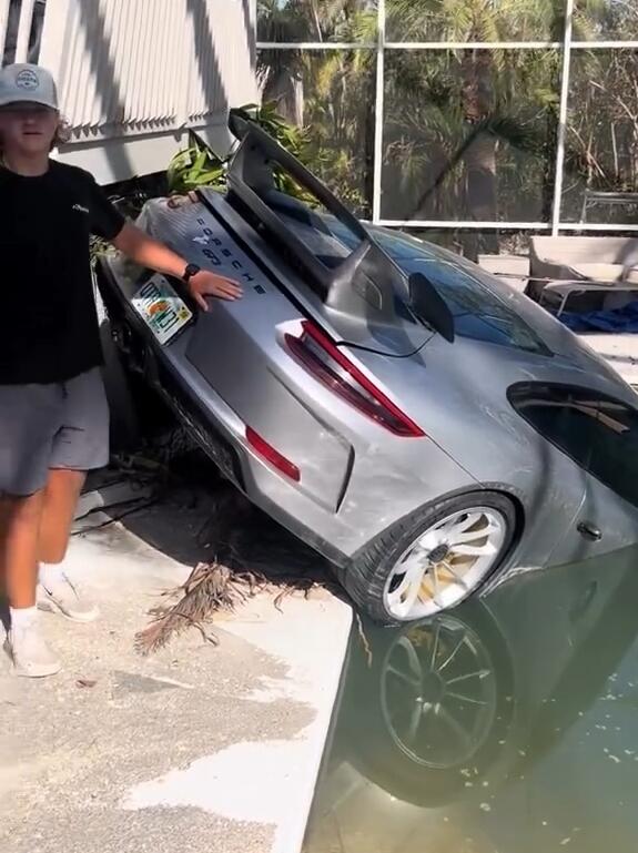 Tersapu Badai Milton, Dua Porsche Nyemplung ke Kolam Renang Warga Florida