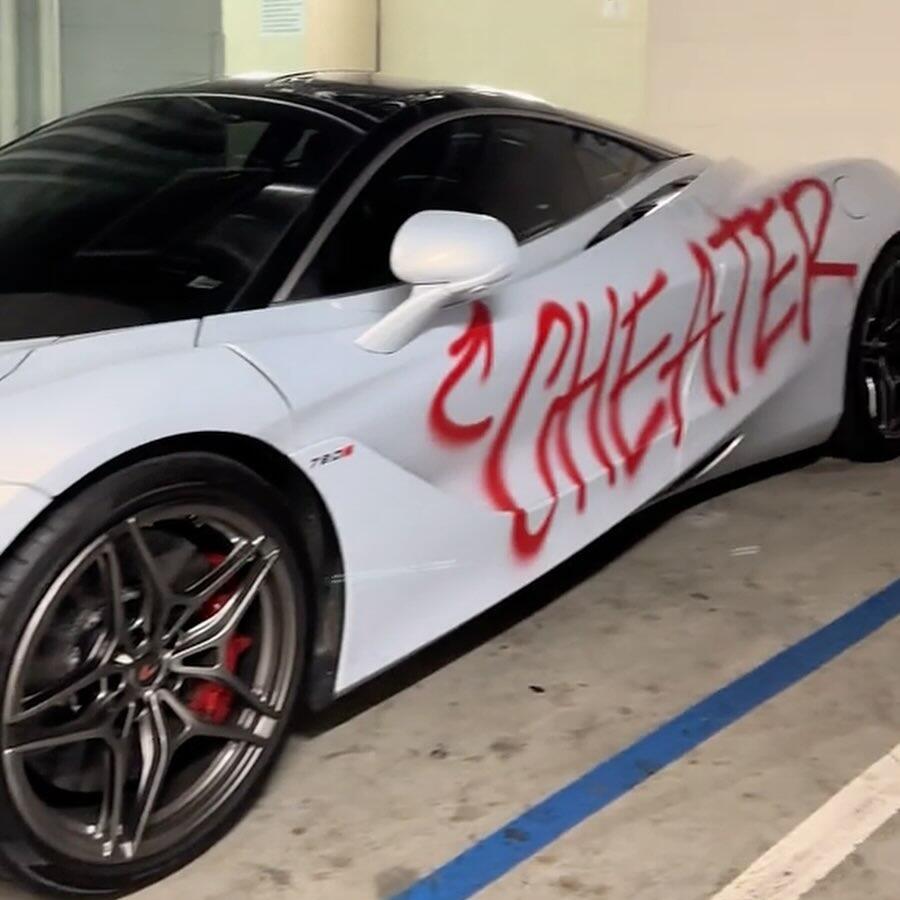 Apakah Ini Perbuatan Mantan ? Seseorang Menulis Kata Cheater di Bodi McLaren 720S 