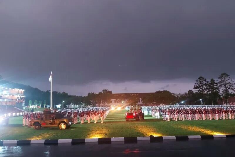 Dibawah Guyuran Hujan Presiden RI Periksa Pasukan Parade Senja Di Akmil