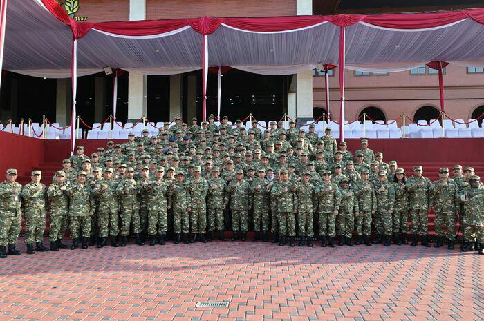 Dibawah Guyuran Hujan Presiden RI Periksa Pasukan Parade Senja Di Akmil