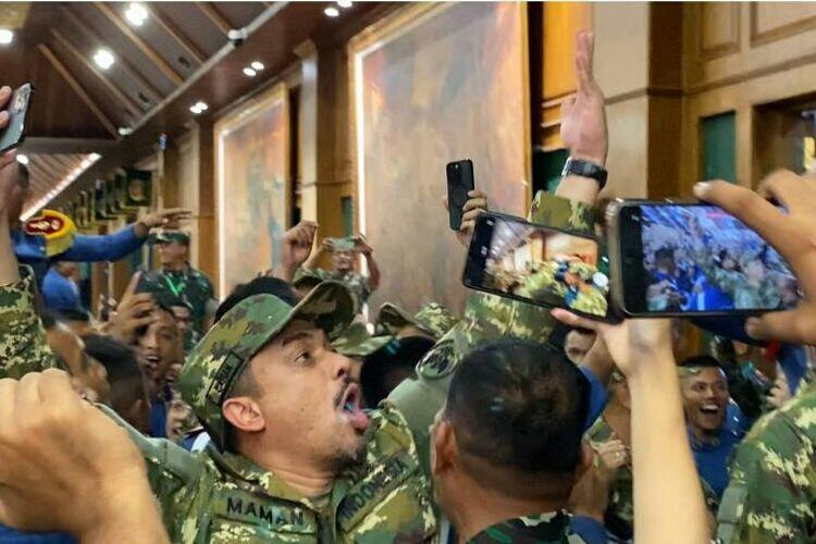 Dibawah Guyuran Hujan Presiden RI Periksa Pasukan Parade Senja Di Akmil