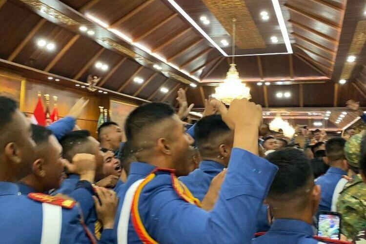 Dibawah Guyuran Hujan Presiden RI Periksa Pasukan Parade Senja Di Akmil
