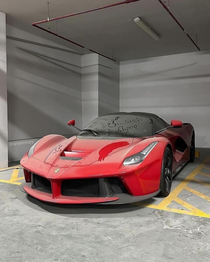 Harganya Lebih dari Rp 20 Miliar, LaFerrari Ini Cuma Jadi Penunggu Parkiran