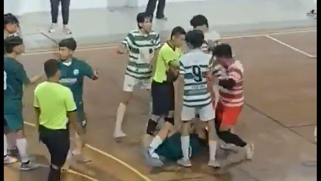 Parah! Pertandingan Futsal di Indonesia, Kiper ini malah Injak Kepala Pemain Lawannya
