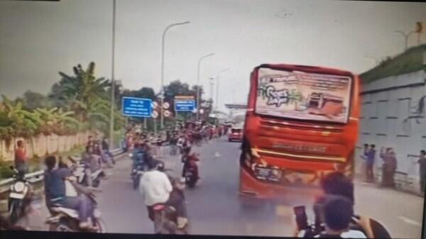 Warga Heboh Nonton Bus Telolet Ugal-ugalan di Exit Tol Sawangan