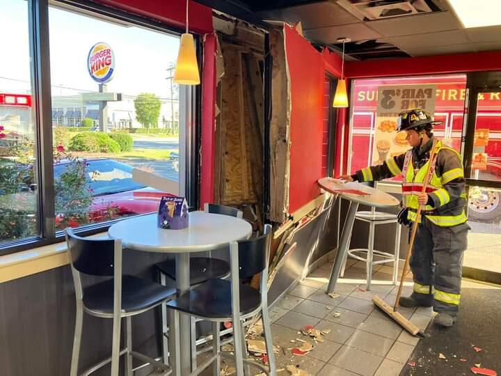 2 Fast 2 Hungry | Corvette C-5 Menabrak Restoran Burger King