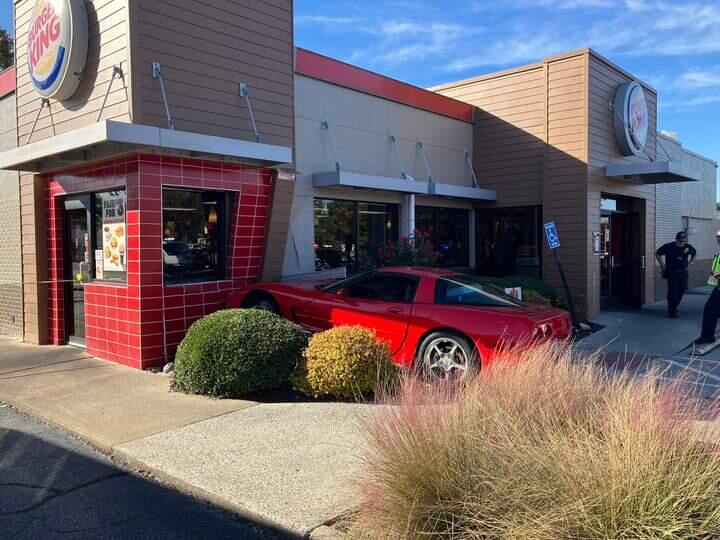 2 Fast 2 Hungry | Corvette C-5 Menabrak Restoran Burger King