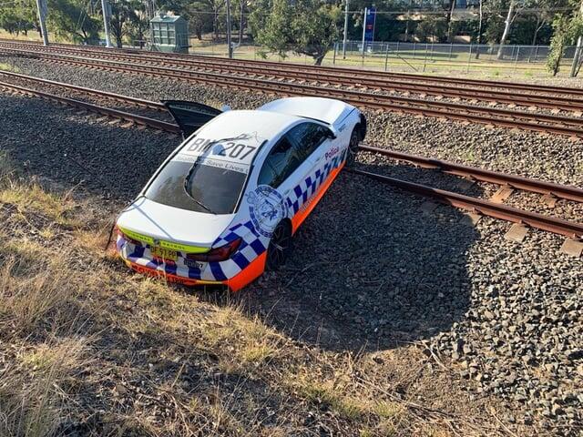 You Can't Park There! | Mobil BMW Polisi Australia Nyangkut di Rel Kereta, Kok Bisa ?