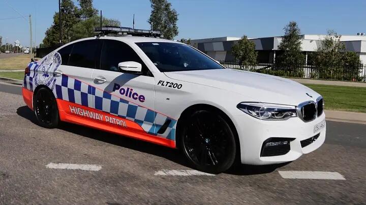 You Can't Park There! | Mobil BMW Polisi Australia Nyangkut di Rel Kereta, Kok Bisa ?