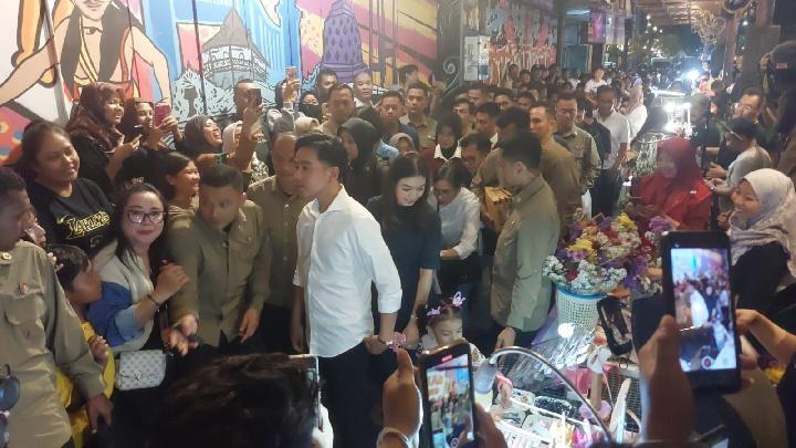 Gibran Ajak Keluarga Bermalam Minggu di GatSu Solo, Bagikan Amplop ke Pedagang