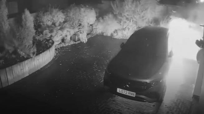 Rumah Dilalap Jago Merah: Mobil Listrik Sekelas Mercedes-Benz 1,5 M Picu Petaka