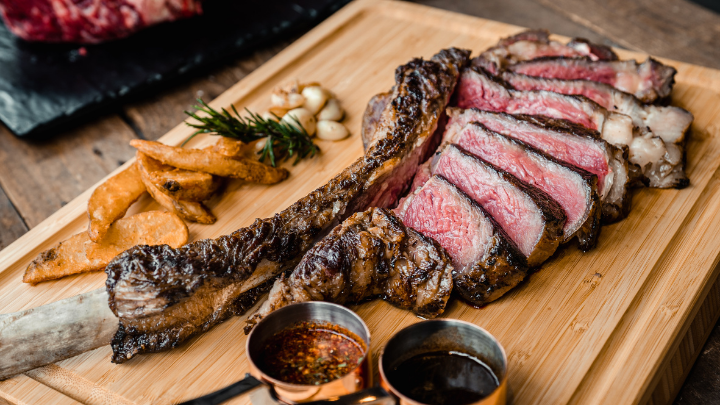 Nikmatnya Bone-In Steak, Steak Paling Mantap Buat Pecinta Daging Sejati!