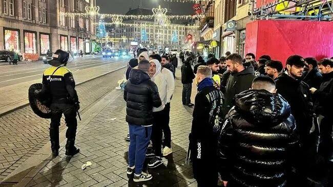 Waduh, Belanda Chaos! Suporter Maccabi Tel Aviv bikin Huru-hara