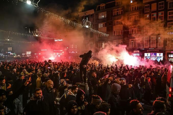 Waduh, Belanda Chaos! Suporter Maccabi Tel Aviv bikin Huru-hara