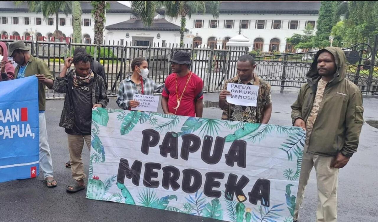 Kok Bisa Orang Bebas Bentangkan Spanduk “Papua Merdeka” di Depan Gedung Sate?