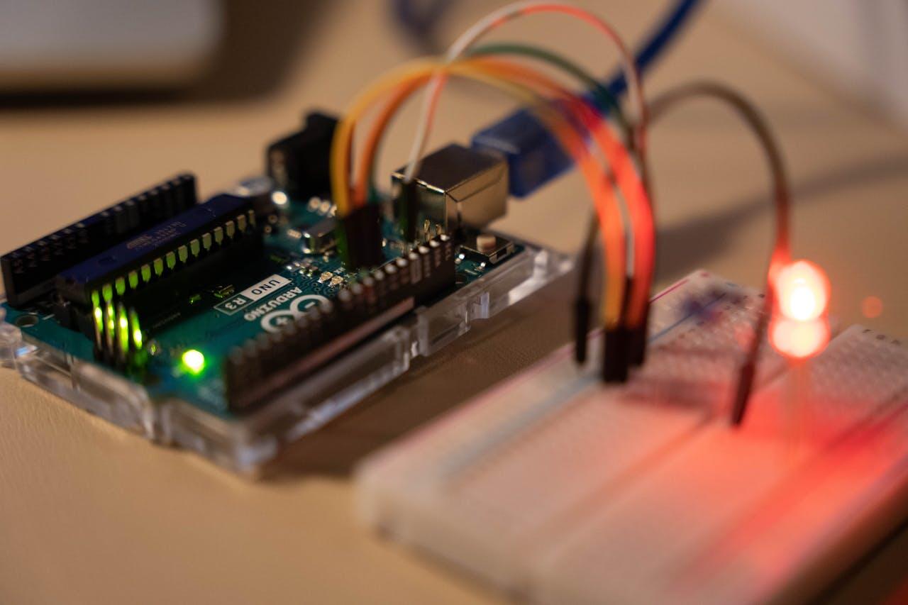 Arduino UNO dapat Diprogram dengan Menggunakan Software dan Contoh Pemrograman Simpel