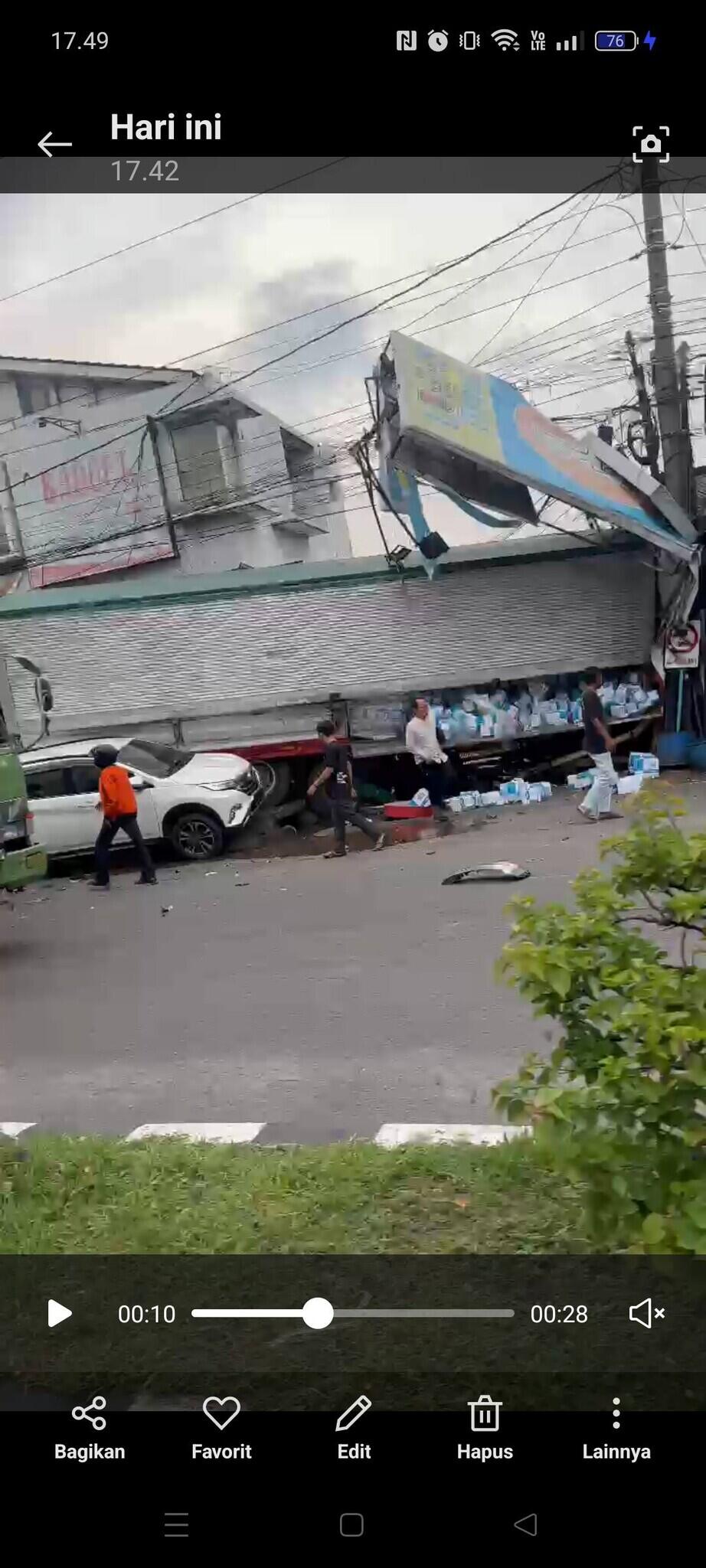 Truk Tabrak Sejumlah Kendaraan di Ngaliyan Semarang, 2 Orang Tewas!
