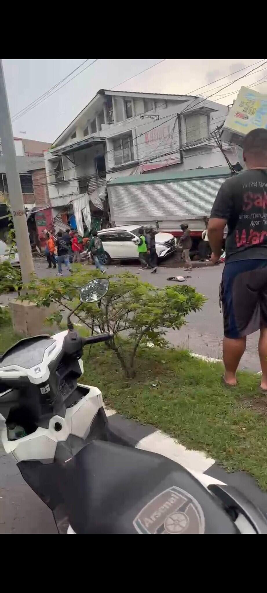 Truk Tabrak Sejumlah Kendaraan di Ngaliyan Semarang, 2 Orang Tewas!