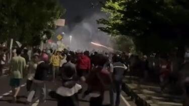 Tawuran Mencekam, Warga Saling Serang Pakai Celurit hingga Balok Kayu