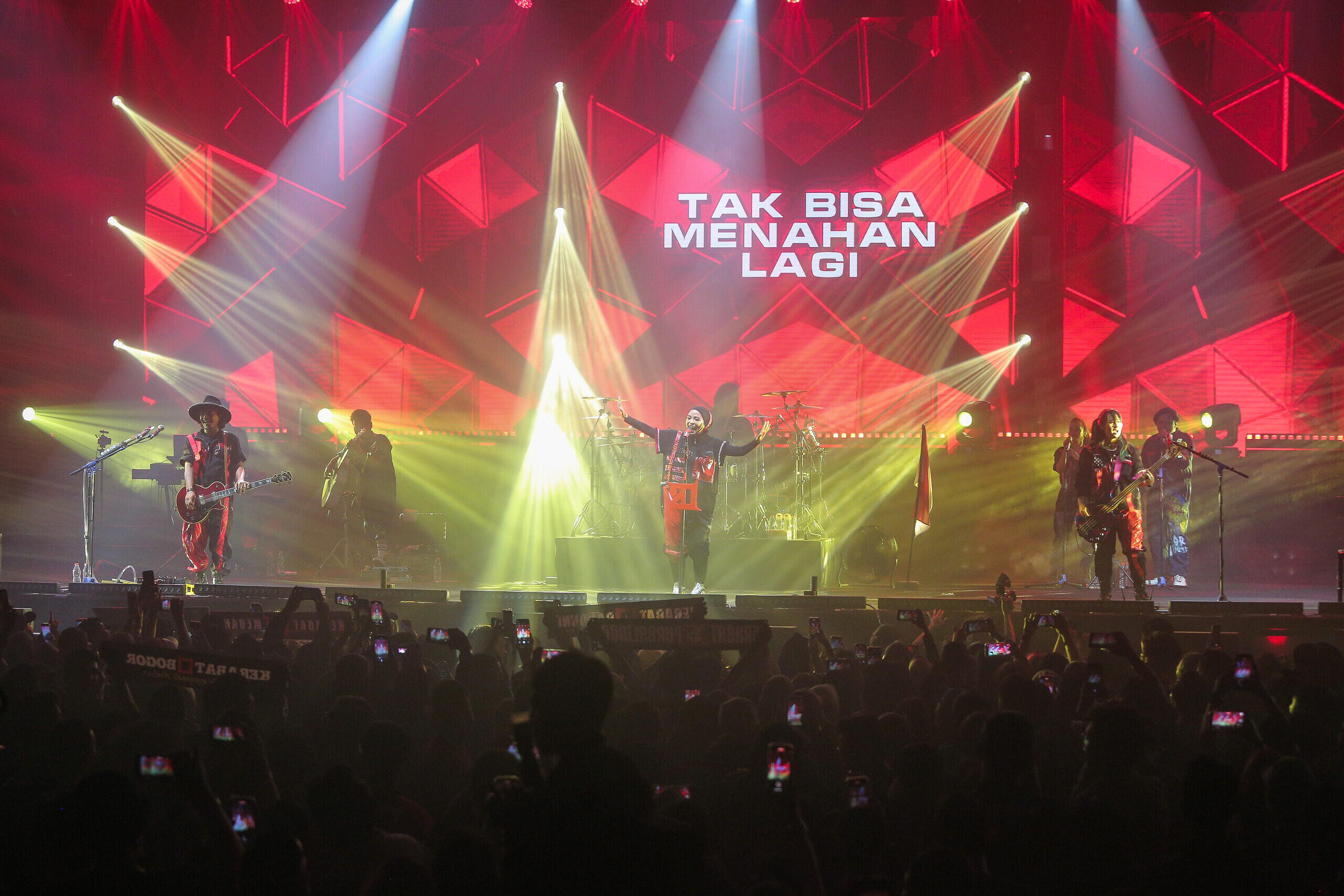 Keseruan Konser Dua Dekade Kotak di GBK Basketball Hall
