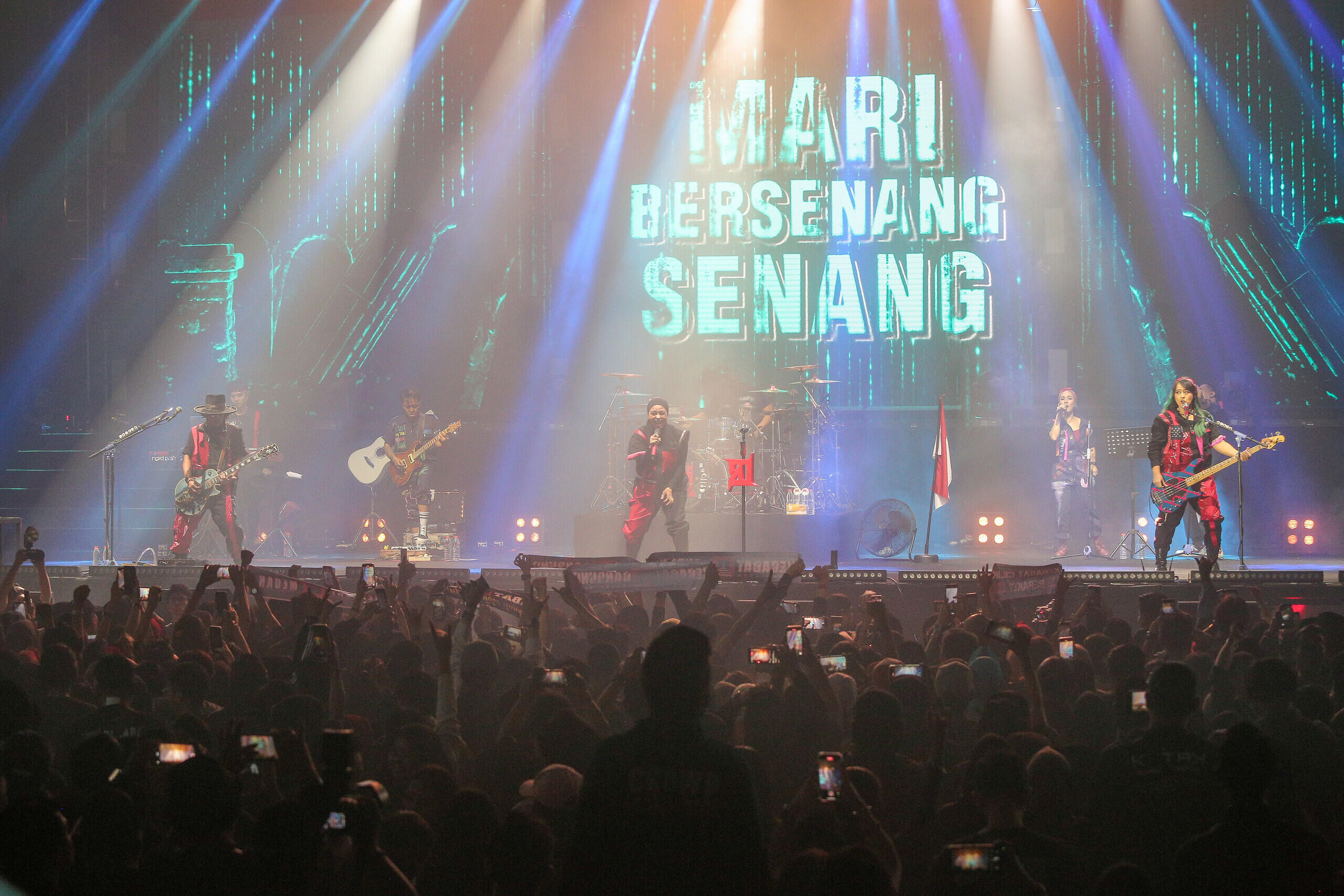 Keseruan Konser Dua Dekade Kotak di GBK Basketball Hall