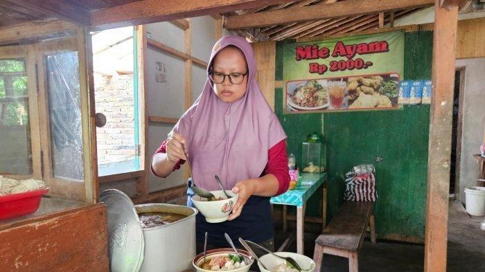 Ngatiem Jualan Mie Ayam Rp2000 Seporsi Dapat Untung 200 Ribu Sehari