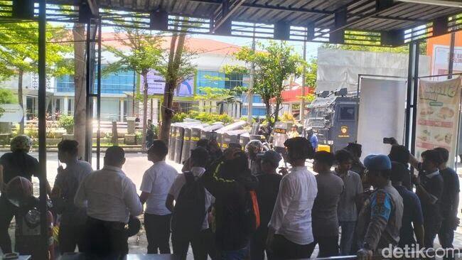 Mahasiswa Papua di Makassar Kembali Lempari Polisi, Aparat Pasang Barikade