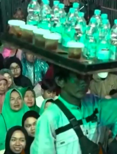 Kisah Inspiratif: Penjual Es Teh yang Kembali Berdiri Setelah Dihina Oleh Gus Miftah