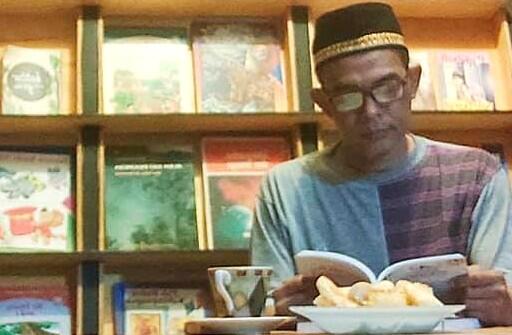 Seruput Kopi di Taman Bacaan