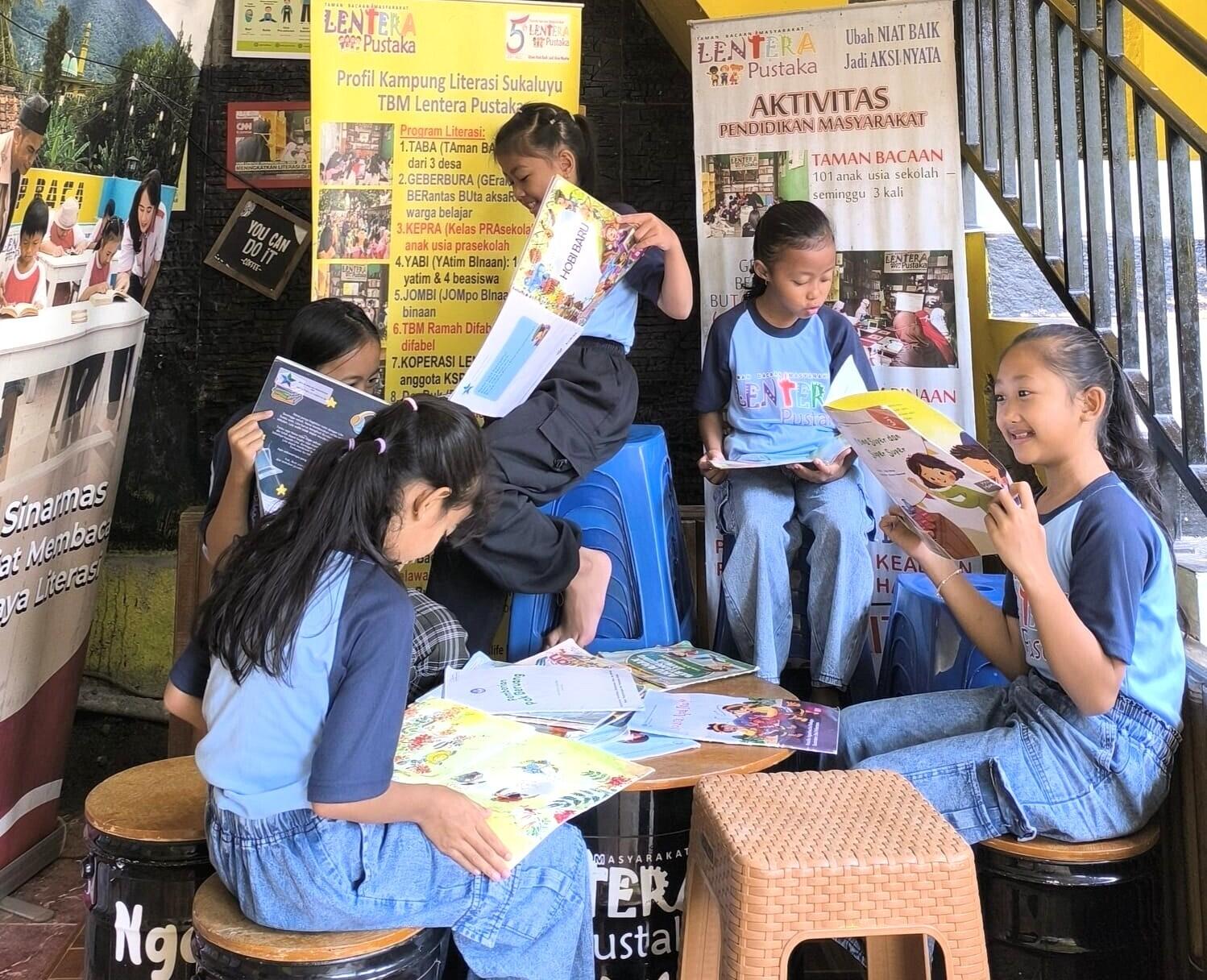 Membentuk Kebiasaan Baca Anak di Taman Bacaan