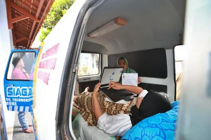 Kisah Inspiratif: Titin Ujian PPPK Banyuwangi di Dalam Ambulans Meski Baru Melahirkan
