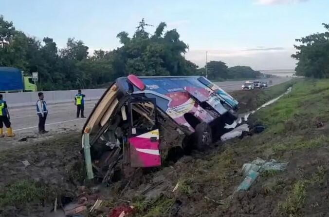 Bus Jurusan Jakarta-Sumbawa Masuk Parit Tol Ngawi, Empat Penumpang Terluka