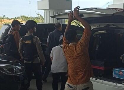 KPK Geledah Kantor Dishub Pekanbaru, Kadis Turut Diamankan