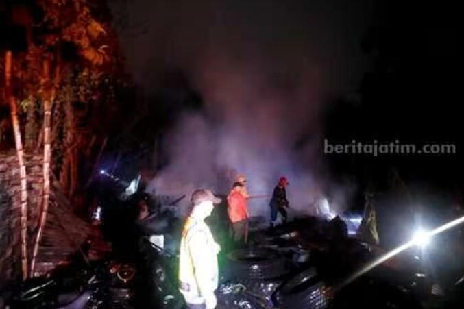 Diawali Ledakan Keras, Gudang Ban di Jombang Terbakar Hebat